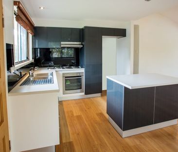 Modern & Spacious Family Home with Double Garage & Extra Downstairs... - Photo 5