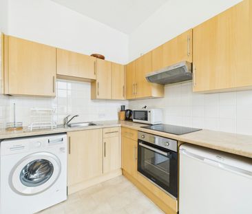Flat to rent on - Photo 2