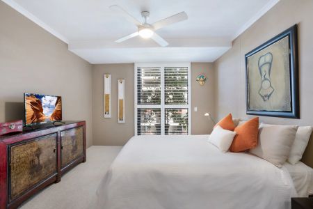 Conveniently located apartment with city skyline views - Photo 2