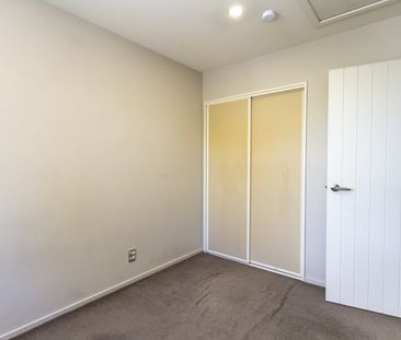 Lovely 3 bedroom townhouse with great parking options! - Photo 5