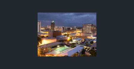 Top-Floor Apartment With City Views - Photo 3