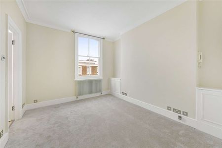 A first and second floor maisonette, benefitting from a private roof terrace, and wooden floors in the living area, conveniently located moments from the amenities of Kings Road SW3. - Photo 5