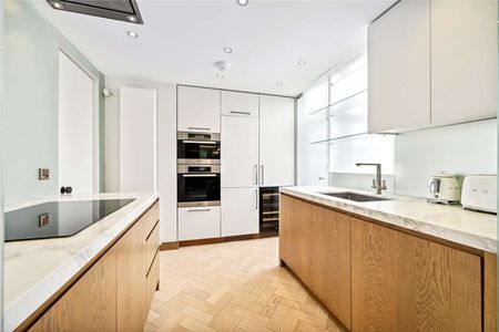 A contemporary two bedroom penthouse apartment in a desirable building with lift moments from the amenities of Mount Street. - Photo 2