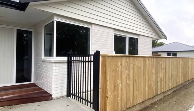 Immaculate 3-Bedroom Home in Prime Location! Modern Living & Easy Care! - Photo 1