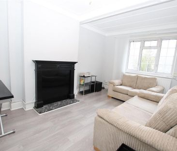 3 bedroom flat to rent - Photo 1