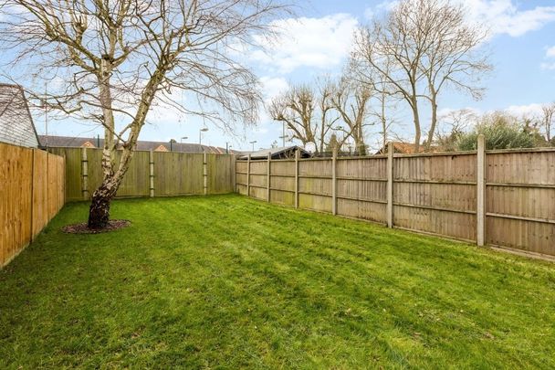 4 bedroom semi-detached house to rent - Photo 1