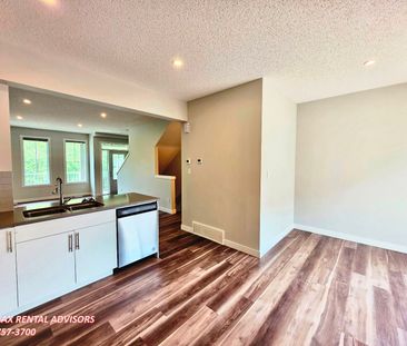 GREAT 3 BED PLUS BONUS RM, 2.5 BATH, 2 STOREY TOWNHOUSE W/A DOUBLE ... - Photo 6