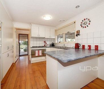 48 Bainbridge Close, CRAIGIEBURN - Photo 2