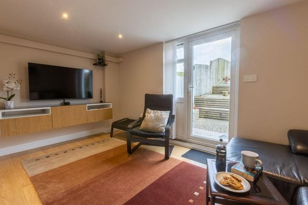 2 bedroom mews to rent - Photo 1