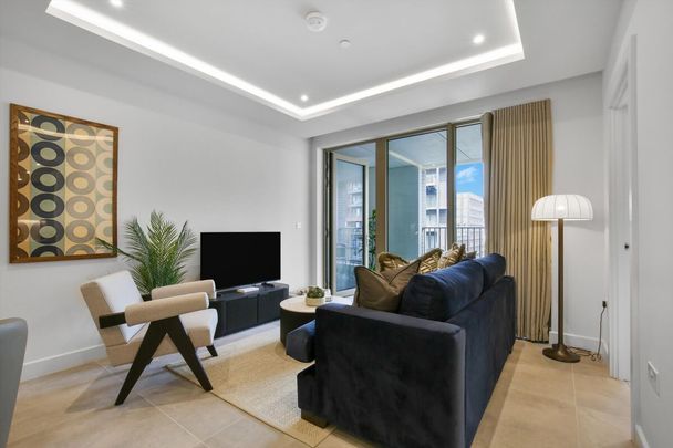 Live at Embassy Boulevard by Moda: spacious, fully furnished 2-bedroom apartments with exceptional resident amenities, flexible living spaces and a vibrant community in the heart of Nine Elms. - Photo 1