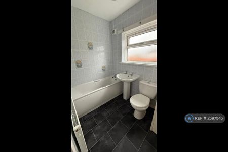 3 bedroom terraced house to rent - Photo 3