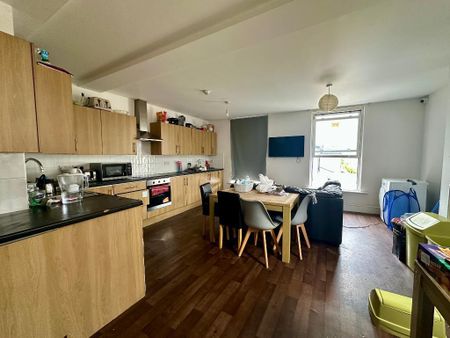 1 bedroom in a flat share to rent - Photo 3