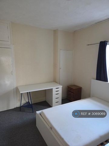 3 bedroom flat to rent - Photo 5