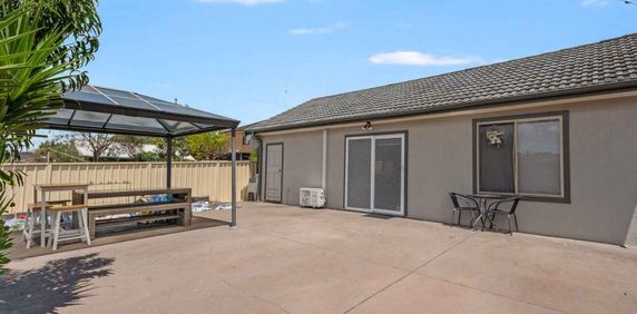 TWO BEDROOM GRANNY FLAT IN GREAT LOCATION - ALL BILLS INCLUDED!! - Photo 2