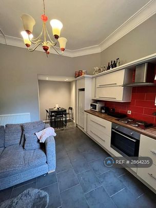 4 bedroom flat to rent - Photo 1