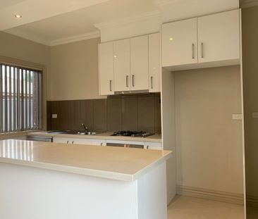 Spacious Townhouse! - Photo 4