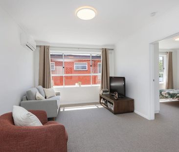 Bright One-Bedroom Apartment in Prime Location! - Photo 4