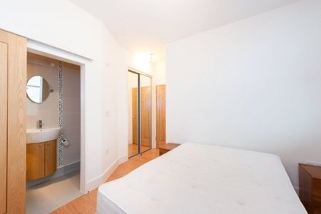 2 bedroom flat to rent - Photo 4