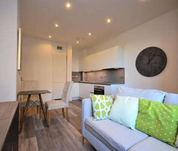 Flat to rent - Elmfield Road, Bromley, BR1 - Photo 2