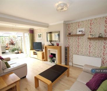 4 bedroom semi-detached house to rent - Photo 2