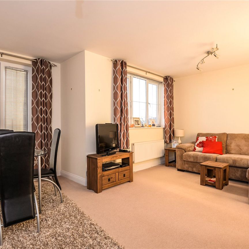 2 bedroom Flat in English Court, Wokingham - Photo 1