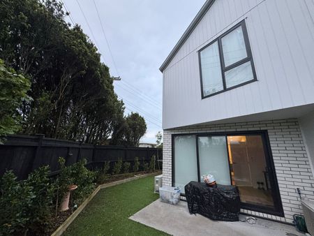 Modern, Sunny, Private and Fully Fenced Townhouse - Photo 4