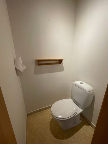 Gunstig gelegen 3 slaapkamer duplex appartement met garage. - Photo 4