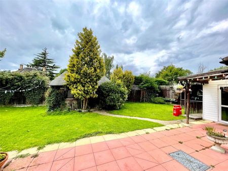 Glebe Road, HA7, Middlesex - Photo 3