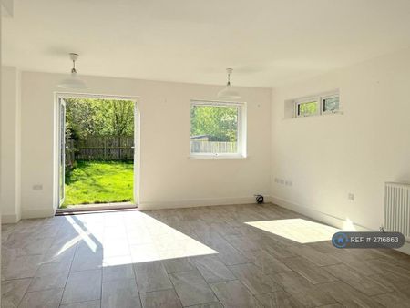 3 bedroom semi-detached house to rent - Photo 3