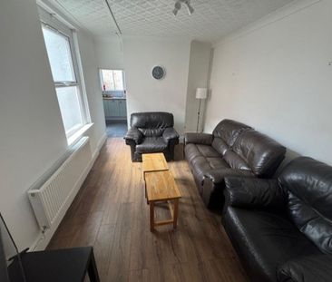 4 bedroom semi-detached house to rent - Photo 2