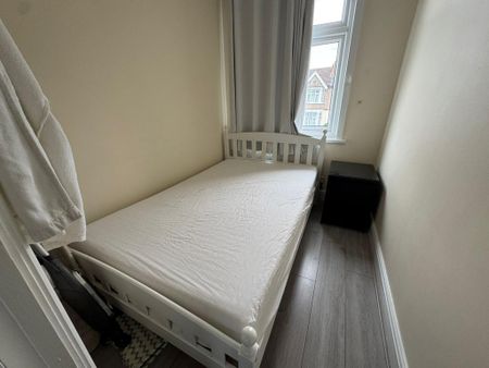 4 bedroom terraced house to rent - Photo 3