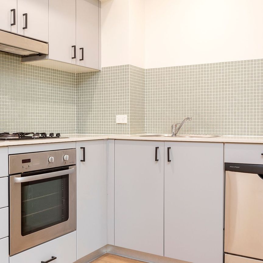 Bright and Airy Three Bedroom Apartment with Secure Parking - Photo 1