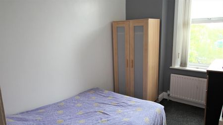 3 bedroom flat to rent - Photo 3