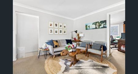 Spacious two bedroom home with natural light! - Photo 2
