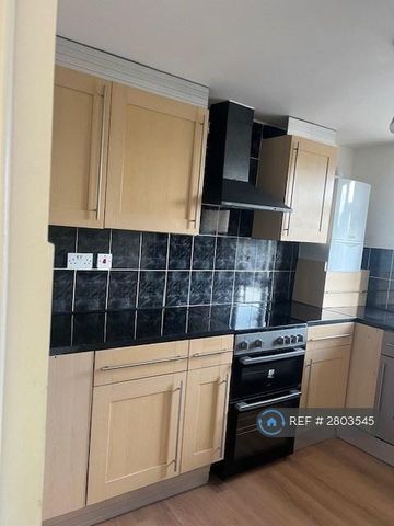 3 bedroom flat to rent - Photo 5