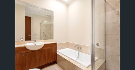 Spacious Townhouse with courtyard - Photo 5