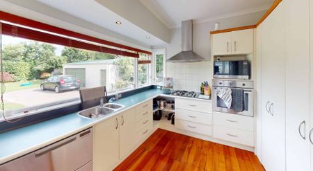 West End - 3 Bedrooms - Photo 2