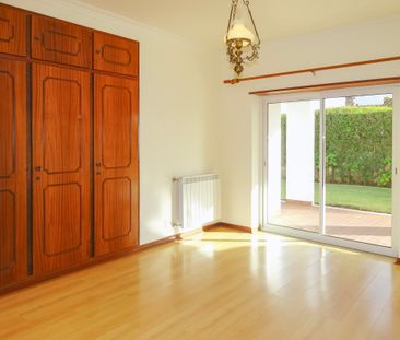 Traditional five-bedroom villa with pool and garden in Areia, Cascais. - Photo 1