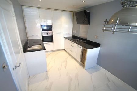 4 bedroom semi-detached house to rent - Photo 5