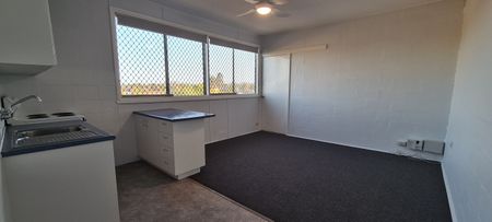 Central One Bedroom Apartment - Water Included! - Photo 4