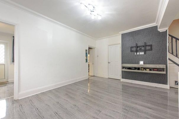 4 bedroom end of terrace house to rent - Photo 1