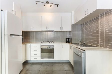 Renovated north-facing two bedroom apartment - Photo 4