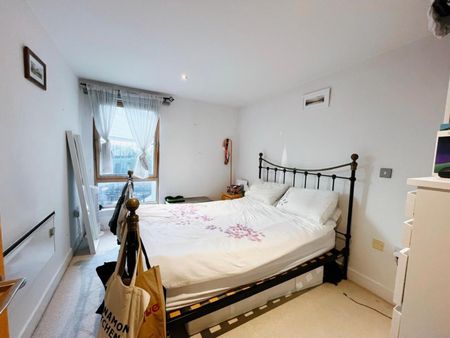1 bedroom Flat To Let - Photo 2