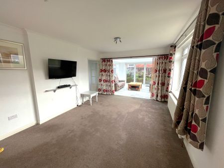 4 bedroom detached house to rent - Photo 2