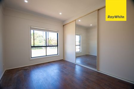 COMFORTABLE & UPDATED THREE BEDROOM FAMILY HOME LOCATED IN A QUIET STREET - Photo 3