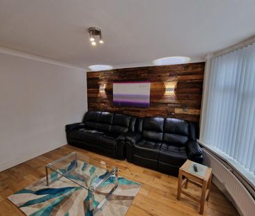 4 bedroom semi-detached house to rent - Photo 2