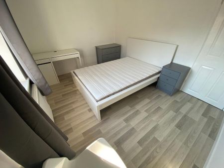 4 bedroom semi-detached house to rent - Photo 3