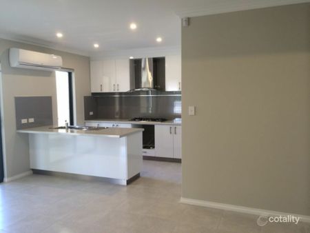 Stylish Three-Bedroom Villa in a Prime Location - Photo 3