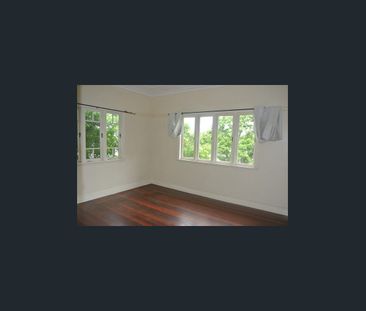 Character art deco unit in fantastic location - Photo 3