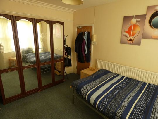 1 bed Studio Apartment - To Let - Photo 1